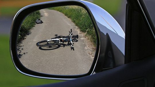 Kronika policyjna. Wypadek z udziałem rowerzysty i kierowcy na podwójnym gazie.