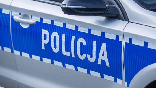 radiowóz policyjny stojący na drodze w kobylance w powiecie gorlickim