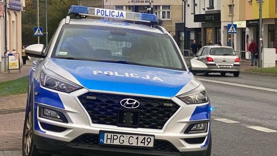 policja pilnująca wejscia do budynku szkoły na górce w gorlicach