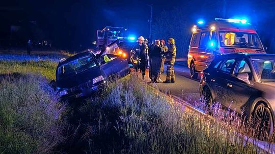 zdjęcie przedstawia samochód w rowie