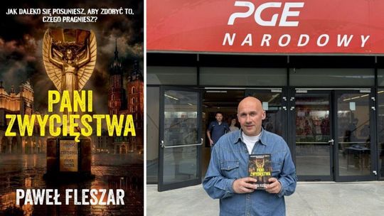 mężczyzna Paweł Fleszar stojący z książką przed wejściem do Stadionu Narodowego