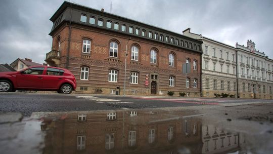 zdjęcie przedstawia budynek z cegły przy ulicy