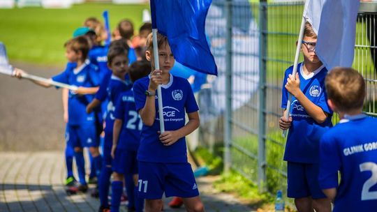 zdjęcie przedstawia chłopca w niebieskiej koszulce z flagą