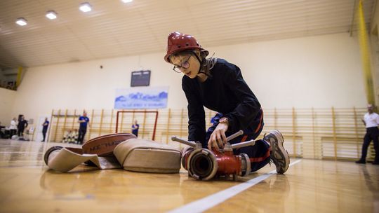 zdjęcie przedstawia dziewczynę w kasku strażackim