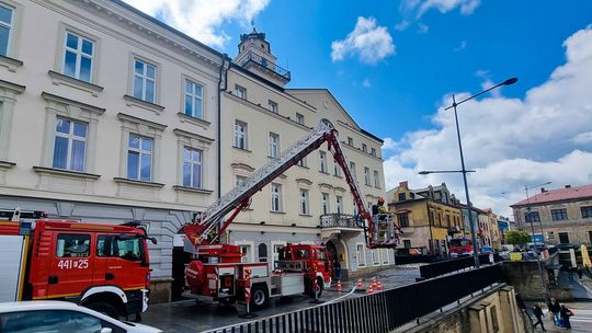 zdjęcie przedstawia samochody straży pożarnej przed budynkiem ratusza w gorlicach
