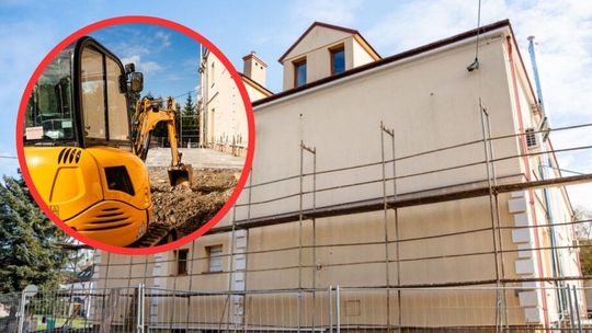 Zdjęcie przedstawia budynek GOK w Łużnej w trakcie remontu.