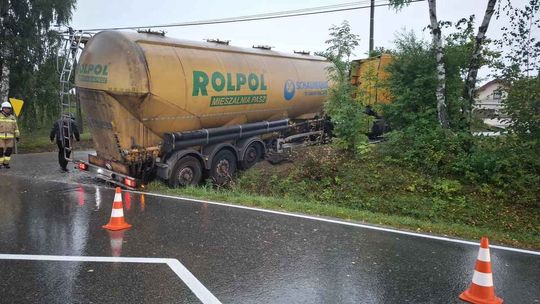 zdjęcie przedstawia cysternę, którego tylne koła wpadły do rowu