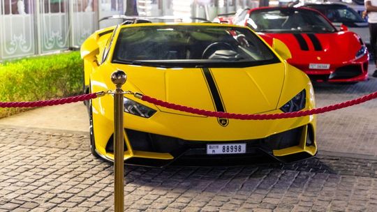 Zdjęcie przedstawia samochód lamborghini
