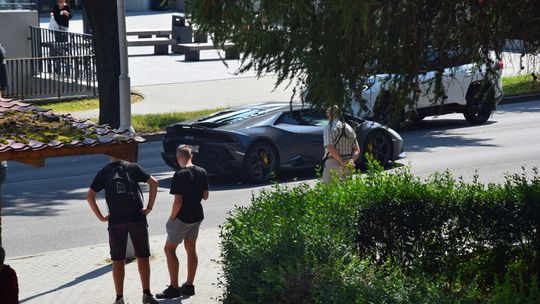 Lamborghini stoi grzecznie w korku. Wodze fantazji puścił za to kierowca peugeota