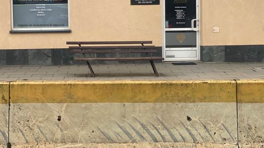 ławka stojąca na chodniu w mieście gorlice