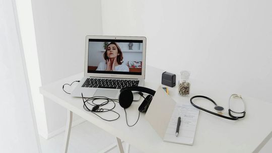 zdjęcie przedstawia laptopa na biurku
