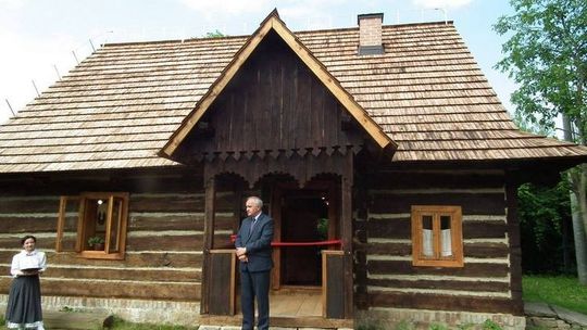 Łemkowska chyża z Bartnego jest już na swoim nowym miejscu. Każdy może ją zobaczyć.