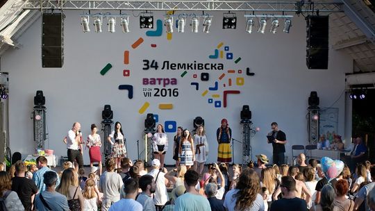 zdjęcie przedstawia kobiety na scenie, przed nią publiczność watry w zdyni