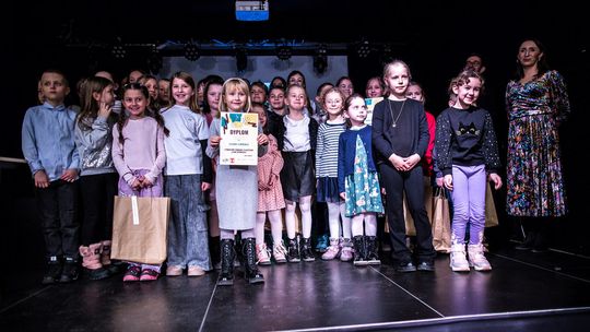 zdjęcie przedstawia grupę dzieci na scenie