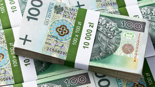zdjęcie przedstawia plik banknotów stuzłotowych