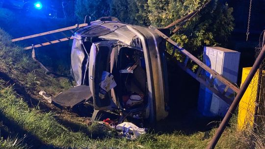 Libusza. Poważny wypadek na DK28. BMW dachowało [FOTO]
