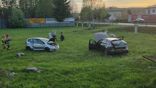 zdjęcie przedstawia dwa pojazdy poza jezdnią