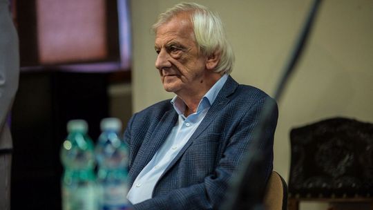 Ryszard Terlecki podczas spotkania w Szymbarku, mężczyzna siedzi na krześle