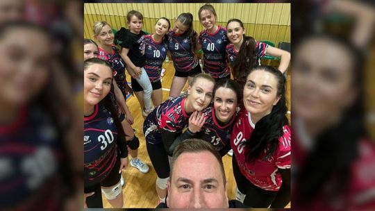 zdjęcie przedstawia grupę dziewcząt w jednolitych koszulkach sportowych