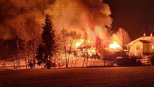Lipinki. Duży pożar budynku gospodarczego, obok budynek mieszkalny [FOTO]