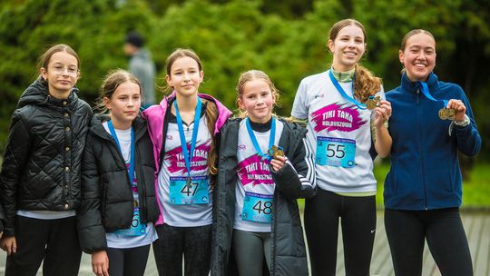 zdjęcie przedstawia grupę dziewcząt z medalami