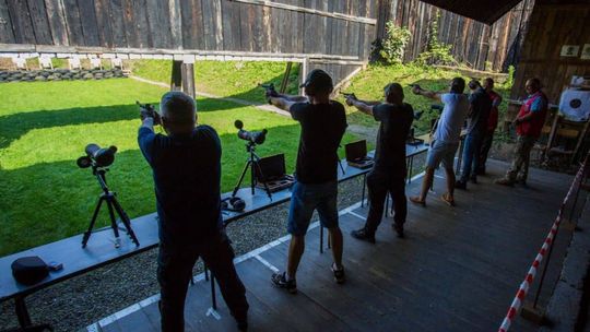 Uczestnicy zawodów stzreleckich na strzelnicy LOK - u w Gorlicach