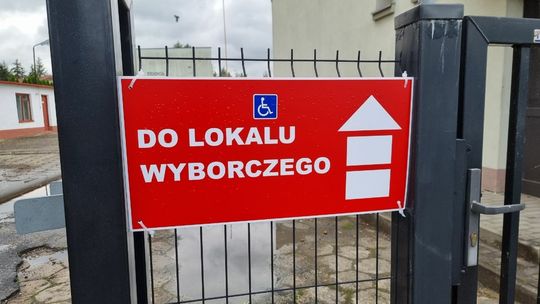 Lokal wyborczy przy ul. Ariańskiej w Gorlicach tabliczka na ogrodzeniu