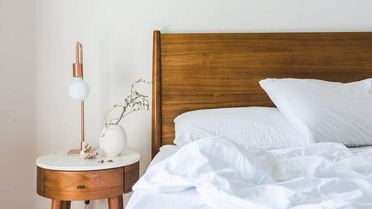 Łóżka tapicerowane czy drewniane - jakie wybrać?