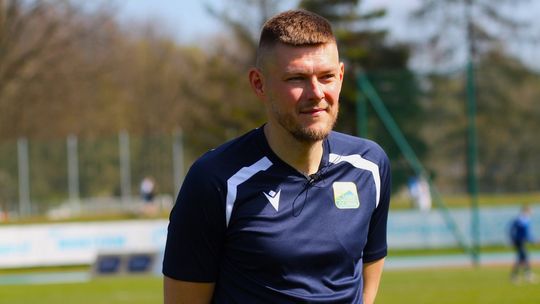 zdjęcie przedstawia mężczyznę w koszulce sportowej