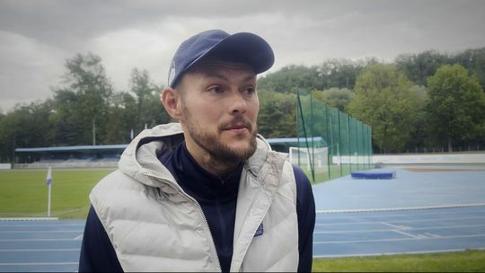 mężczyzna w czapeczce na stadionie sportowym