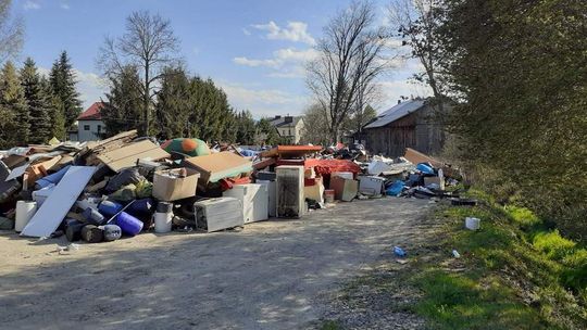 Łużna. Mieszkańcy zwożą odpady wielkogabarytowe w jedno miejsce.