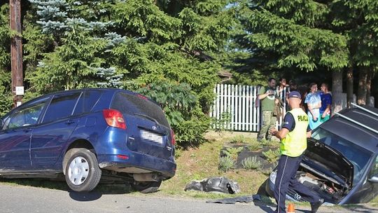 Łużna: trzy osoby w szpitalu po zderzeniu osobówek