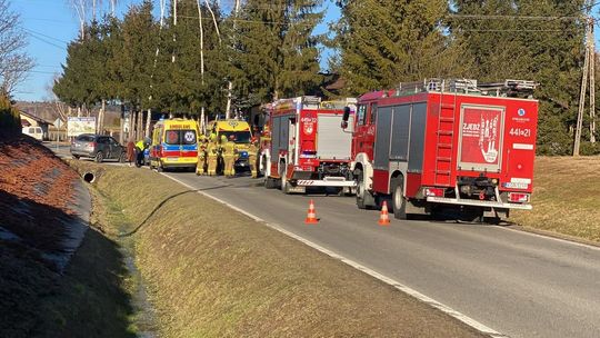 Łużna. Zderzenie pojazdów osobowych. Są poszkodowani [FOTO]