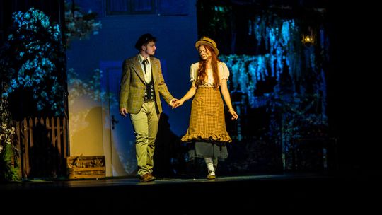 zdjęcie przedstawia dziewczynę i chłopaka na scenie