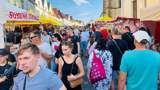 Zdjęcie przedstawia tłumy na bardejowskim rynku