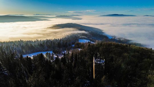 widok z drona na zamglone wzgórza