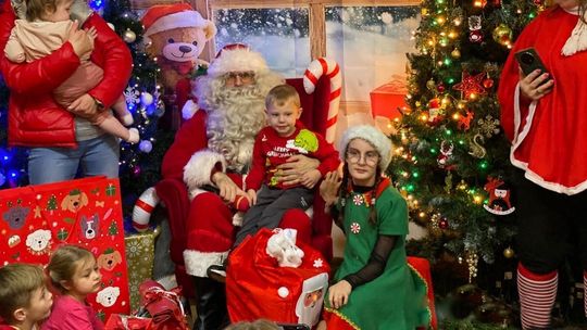 zdjęcie przedstawia grupę dzieci wraz z Mikołajem