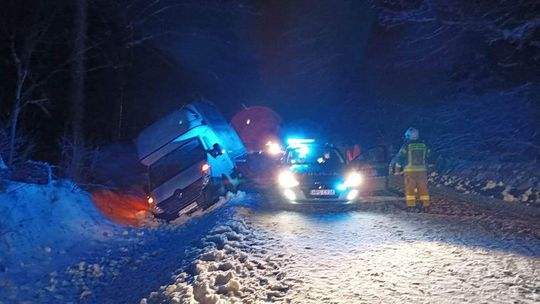 Magura. Jezdnia pokryta lodem. Dostawczak w rowie [FOTO]