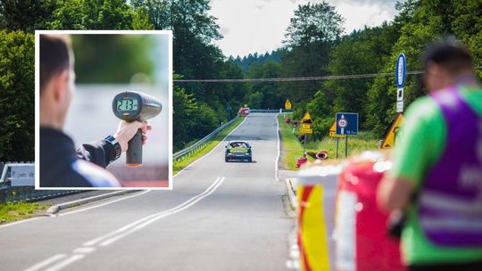 zdjęcie przedstawia samochód wyścigowy na podjeździe