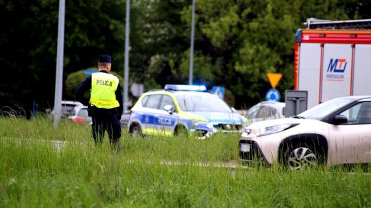 zdjęcie przedstawia policjanta stojącego na jezdni wśród pojazdów w Gorlicach