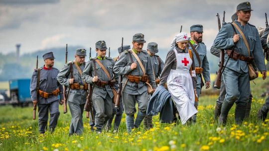 Majówka w Gorlicach pod znakiem uczczenia pamięci, historii i sportu zdjęcie przedstawia idących ludzi