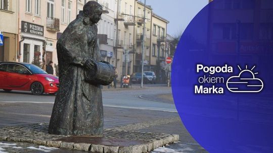 zdjęcie przedstawia pomnik ustawiony na płycie rynku, kobieta z wiadrem, gorlicka Tereska