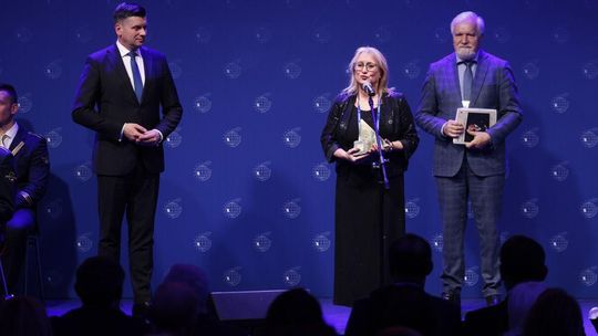 Zdjęcie przedstawia Małgorzatę Małuch odbierającą nagrodę