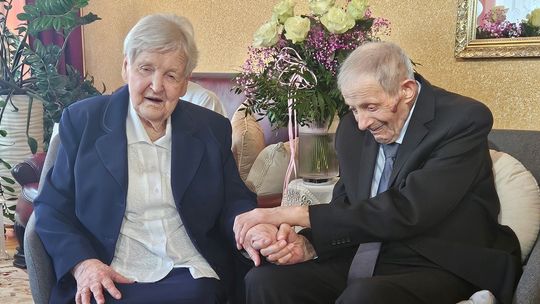 zdjęcie przedstawia dwoje starszych osób