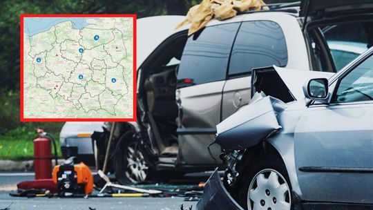 zdjęcie przedstawia uszkodzone samochody na ulicy, obok mapa Polski