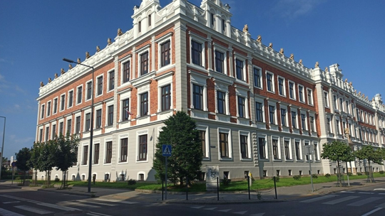 zdjęcie przedstawia budynek liceum przy drodze