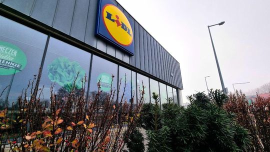 witryna marketu spożywczego z szyldem lidl