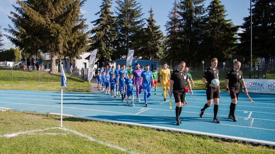 piłkarze wchodzący na boisko