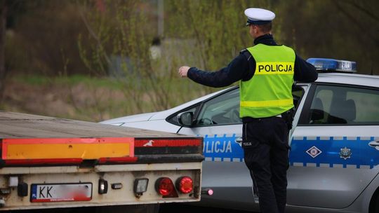 Masa nietrzeźwych kierujących i kolizji. Taki był okres świąteczny na gorlickich drogach zdjęcie przedstawia policjanta stojącego tyłem
