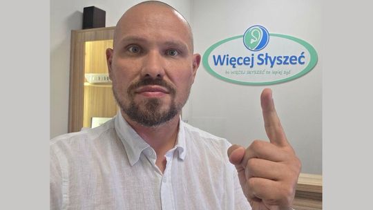 Zdjęcie przedstawia mężczyznę w gabinecie